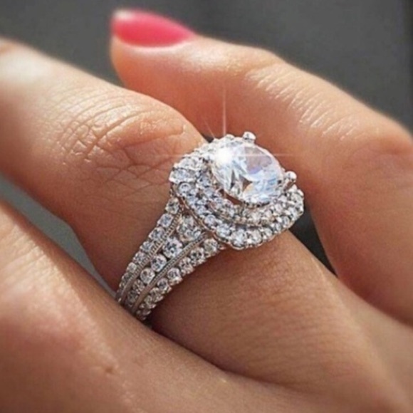 ¥ NEW 18K WHITE GOLD DIAMOND HALO RING